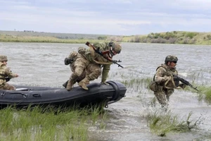 Binh sĩ Ukraine huấn luyện tại khu vực Mykolaiv ngày 14/5/2024. (Ảnh: Kyodo/TTXVN)