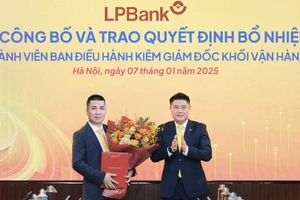 Ông Nguyễn Đức Thụy - Chủ tịch HĐQT LPBank trao quyết định bổ nhiệm cho ông Nguyễn Hoàng Hải. 