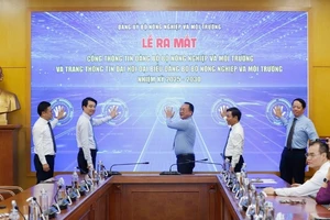Các đại biểu bấm nút khai trương Cổng thông tin Đảng bộ Bộ Nông nghiệp và Môi trường và Trang thông tin Đại hội Đại biểu Đảng bộ Bộ Nông nghiệp và Môi trường nhiệm kỳ 2025-2030. (Ảnh: KHƯƠNG TRUNG)