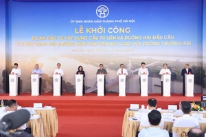 Thủ tướng Phạm Minh Chính và các đồng chí lãnh đạo thực hiện nghi thức khởi công dự án cầu Tứ Liên. (Ảnh: TRẦN HẢI)
