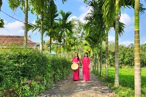 Du khách tham quan Làng cổ Lộc Yên (huyện Tiên Phước, Quảng Nam).