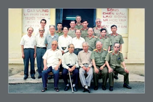 Hàng ngồi, từ trái qua; 1- Trung tướng Nguyễn Như Văn, nguyên Tổng cục trưởng Tổng cục II; 2- Đ/c Trần Quốc Hương, nguyên Bí thư T.Ư Đảng, Trưởng ban Nội chính T.Ư; 3- Đ/c Trần Hiệu, nguyên Cục trưởng Cục II; 4- Trung tướng Vũ Chính, nguyên Tổng cục trưởng Tổng cục II; 5- Thiếu tướng Đặng Trần Đức (Ba Quốc), Anh hùng LLVT nhân dân Hàng đứng thứ 2, trái qua; 3- Thiếu tướng Nguyễn Văn Khiêm (Sáu Trí), nguyên Trưởng phòng Tình báo Miền-J22; 4- Đại tá Lê Hữu Thuý (Năm Thuý), Anh hùng LLVT nhân dân; 5- Thiếu tướng Vũ Ngọc Nhạ (Hoàng Đức Nhã), Anh hùng LLVT nhân dân Hàng đứng thứ 3, trái qua; 1- Thiếu tướng Phạm Xuân Ẩn (Hai Trung), Anh hùng LLVT nhân dân 