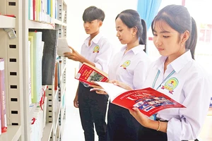 Học sinh Trường phổ thông dân tộc nội trú trung học cơ sở và phổ thông trung học huyện Tiểu Cần, tỉnh Trà Vinh đọc sách tại thư viện trường. (Ảnh MINH KHỞI) 