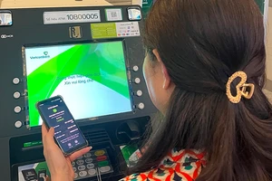 Người dân giao dịch qua ATM của Ngân hàng Vietcombank. 