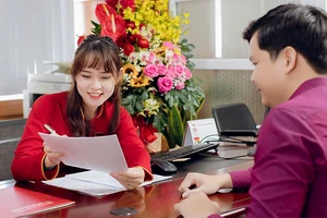 Khách hàng giao dịch tại Ngân hàng Agribank. (Ảnh Agribank) 