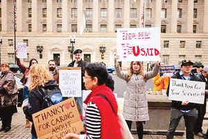 Người biểu tình ủng hộ USAID ở Washington, Mỹ. (Ảnh Getty Images) 