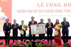 Lãnh đạo huyện Phù Mỹ đón nhận Quyết định của Thủ tướng Chính phủ công nhận huyện Phù Mỹ là huyện nông thôn mới năm 2023.