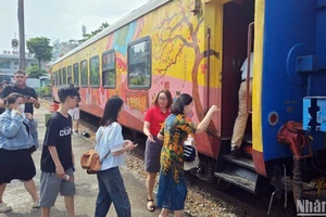 Tiếp đón du khách lên tàu.