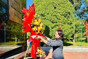 Phó Chủ tịch nước dâng hoa tại Bảo tàng Quang Trung.