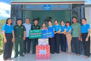 Các đơn vị bàn giao nhà "Mái ấm tình thương" và trao sinh kế cho hộ bà Đỗ Thị Hộ.