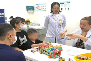 Bác sĩ CKII Thái Thị Thanh Thủy tư vấn điều trị. (Ảnh Mai Hoàng)
