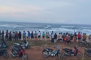 Hiện lực lượng chức năng và người dân địa phương vẫn đang tích cực tìm kiếm em Tiến.