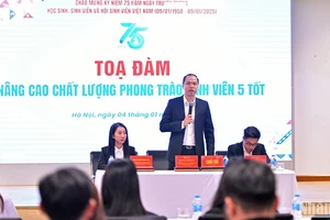 Phó Bí thư Thành đoàn, Chủ tịch Hội Sinh viên Thành phố Hà Nội Nguyễn Tiến Hưng và đại diện các đơn vị liên quan điều hành Tọa đàm.