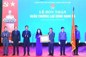 Phó Bí thư Thường trực Thành ủy Hà Nội Nguyễn Văn Phong (thứ 4 từ phải sang) trao Huân chương Lao động hạng Ba tặng các đồng chí đại diện Thành đoàn Hà Nội.