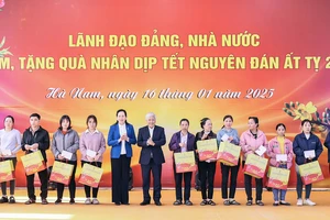 Đồng chí Đỗ Văn Chiến, Ủy viên Bộ Chính trị, Bí thư Trung ương Đảng, Chủ tịch Ủy ban Trung ương Mặt trận Tổ quốc Việt Nam và đại diện lãnh đạo các đơn vị liên quan trao quà tặng người dân có hoàn cảnh khó khăn tại tỉnh Hà Nam.