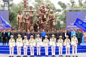 Đại diện Bộ Công an, Trung ương Đoàn và Công an Thành phố Hà Nội cùng 10 Gương mặt trẻ Công an Thủ đô tiêu biểu năm 2024.