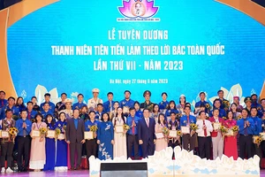 Các đồng chí Lãnh đạo Đảng, Nhà nước, bộ, ngành, đoàn thể trao danh hiệu "Thanh niên tiên tiến làm theo lời Bác" toàn quốc lần thứ VII tặng các gương mặt trẻ xuất sắc năm 2023.