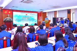 Đoàn viên, thanh niên các cơ quan Đảng Trung ương lắng nghe các diễn giả trình bày ý kiến, tham luận tại chương trình.