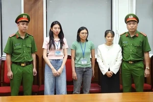 Nguyễn Thúc Thùy Tiên (thứ 2 từ trái qua) và các bị can tại cơ quan chức năng.