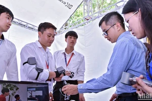 Đông đảo bạn trẻ đến với Ngày hội để tìm hiểu những dự án, sản phẩm khởi nghiệp đổi mới sáng tạo của sinh viên.