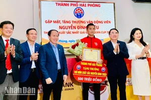 Lãnh đạo thành phố Hải Phòng trao phần thưởng tặng thủ môn xuất sắc của Đội tuyển bóng đá Việt Nam vô địch ASEAN Cup 2024.