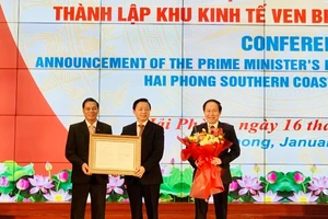 Phó Thủ tướng Chính phủ Trần Hồng Hà trao Quyết định của Thủ tướng Chính phủ thành lập Khu Kinh tế ven biển phía nam Hải Phòng.