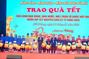 Phó Thủ tướng Chính phủ, Bộ trưởng Ngoại giao Bùi Thanh Sơn cùng lãnh đạo thành phố Hải Phòng trao quà Tết tặng công nhân, lao động có hoàn cảnh khó khăn.