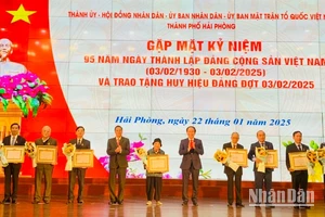 Lãnh đạo thành phố Hải Phòng trao Huy hiệu Đảng tặng các đảng viên tiêu biểu.