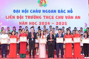 Thành đoàn-Hội đồng Đội Thành phố Hà Nội trao tặng Bằng khen và Giấy chứng nhận cho các cá nhân và tập thể tiêu biểu có thành tích xuất sắc trong công tác tổ chức Mô hình điểm Đại hội Cháu ngoan Bác Hồ, khối THCS năm học 2024-2025.