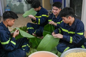 Các chiến sĩ trẻ đội Phòng cháy chữa cháy và Cứu nạn cứu hộ, Công an quận Bắc Từ Liêm cùng nhau gói bánh chưng.