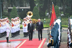 Chủ tịch nước Lương Cường và Tổng thống Hungary Sulyok Tamas duyệt đội danh dự Quân đội nhân dân Việt Nam.