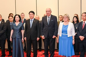 Chủ tịch nước Lương Cường cùng Phu nhân và Tổng thống Hungary Sulyok Tamas cùng Phu nhân tại triển lãm ảnh của nhiếp ảnh gia Bozoky Dezso.