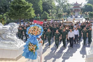 Đoàn cựu chiến binh Việt Nam làm lễ dâng hương, báo công tại Đền tưởng niệm Liệt sĩ Bến Dược.