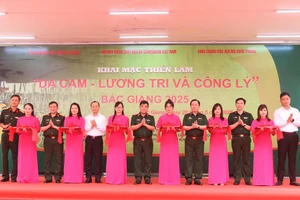Đại diện các đơn vị tổ chức và đại biểu cắt băng khai mạc triển lãm " Da cam - Lương tri và Công lý".
