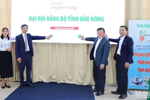 Các đại biểu tham dự thực hiện nghi lễ nhấn nút ra mắt chuyên trang đặc biệt về Đại hội Đảng bộ tỉnh Đắk Nông.