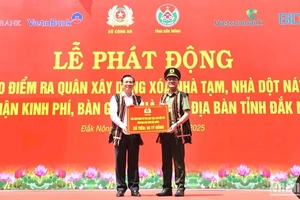 Thứ trưởng Công an Phạm Thế Tùng bàn giao số tiền 30 tỷ đồng để tỉnh Đắk Nông xóa nhà tạm, nhà dột nát cho nhân dân trong tỉnh.