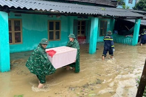 Bộ đội Biên phòng tỉnh Lạng Sơn giúp người dân di dời tài sản, ứng phó với bão số 3 (Yagi).