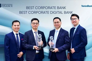 Khối khách hàng doanh nghiệp VietinBank nhận giải thưởng VietinBank eFAST – Trợ lý tài chính số toàn diện cho doanh nghiệp.
