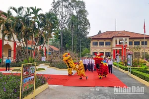 Đoàn lãnh đạo tỉnh Vĩnh Long viếng Nhà thờ Quốc tổ Hùng Vương trong khuôn viên Bảo tàng tỉnh Vĩnh Long. 