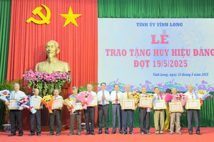 Lãnh đạo tỉnh Vĩnh Long trao Huy hiệu Đảng cho các đảng viên.