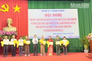 Lãnh đạo tỉnh khen thưởng những cá nhân điển hình tiên tiến làm theo Bác.