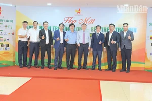 Đại biểu là doanh nhân trẻ chụp hình lưu niệm với lãnh đạo tỉnh Vĩnh Long. 