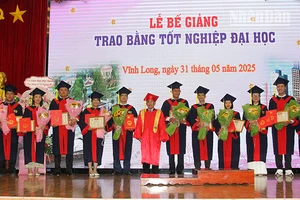 Phó Giáo sư, Tiến sĩ Lương Minh Cừ, Hiệu trưởng Trường đại học Cửu Long trao bằng tốt nghiệp và khen thưởng sinh viên có thành tích xuất sắc. 