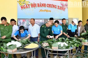 Các đơn vị gói bánh chưng xanh tặng các gia đình chính sách, hộ nghèo, người có hoàn cảnh khó khăn ở xã Ea Bung để đón Tết đầm ấm. 