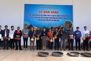 Lãnh đạo Sở Văn hóa, Thể thao và Du lịch tỉnh Đắk Lắk cấp chiêng, trang phục, trang thiết bị, đạo cụ, nhạc cụ hỗ trợ các câu lạc bộ và đội văn nghệ vùng dân tộc thiểu số trong tỉnh.