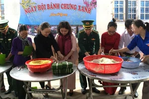 Đồng chí Nguyễn Thị Thu Nguyệt, Phó trưởng Đoàn đại biểu Quốc hội chuyên trách tỉnh Đắk Lắk và Đại tá Đỗ Quang Thấm, Chính ủy Bộ đội Biên phòng tỉnh Đắk Lắk cùng gói bánh chưng tặng các hộ nghèo xã Ia Rvê đón Tết.