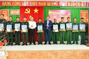 Phó Chủ tịch Quốc hội Trần Quang Phương tặng quà cho cán bộ chiến sĩ Đồn Biên phòng Ia Rvê.