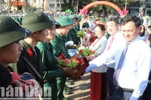 Phó Bí thư Thường trực Tỉnh ủy Đắk Lắk, Chủ tịch Hội đồng nhân dân tỉnh Huỳnh Thị Chiến Hòa (người đứng thứ 3 từ phải sang) cùng lãnh đạo thành phố Buôn Ma Thuột tặng hoa tiễn các thanh niên lên đường nhập ngũ.