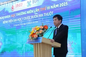 Bác sĩ chuyên khoa II Võ Minh Thành, Giám đốc Bệnh Viện Đại học Y Dược Buôn Ma Thuột phát biểu khai mạc hội nghị.