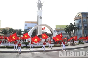 Lễ hội đường phố diễn ra tại Tượng đài chiến thắng Ngã Sáu Buôn Ma Thuột, một trong những công trình kiến trúc nghệ thuật độc đáo và tiêu biểu của thành phố Buôn Ma Thuột.